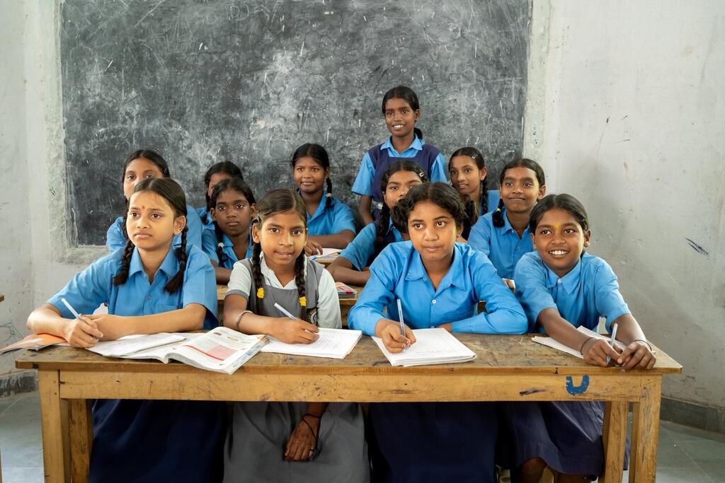 Ученицы в Пурнии, Индия, участвуют в программе инклюзивного образования.